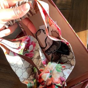 A 100% real female Gucci headband